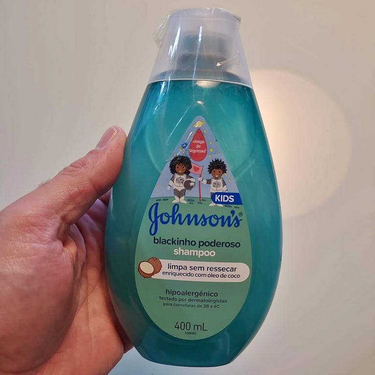 Johnson’s Baby Shampoo Infantil Para Cabelos Crespos Blackinho Poderoso, 400ml na Amazon