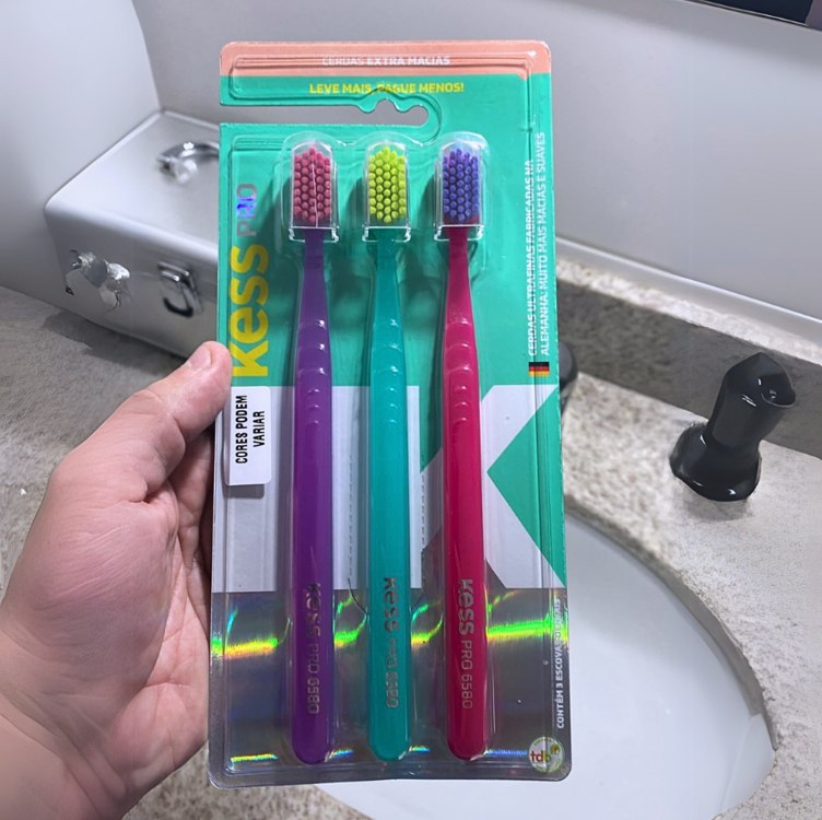 KESS Pack com 3 Escovas Dentais Pro Extra Macias na Amazon