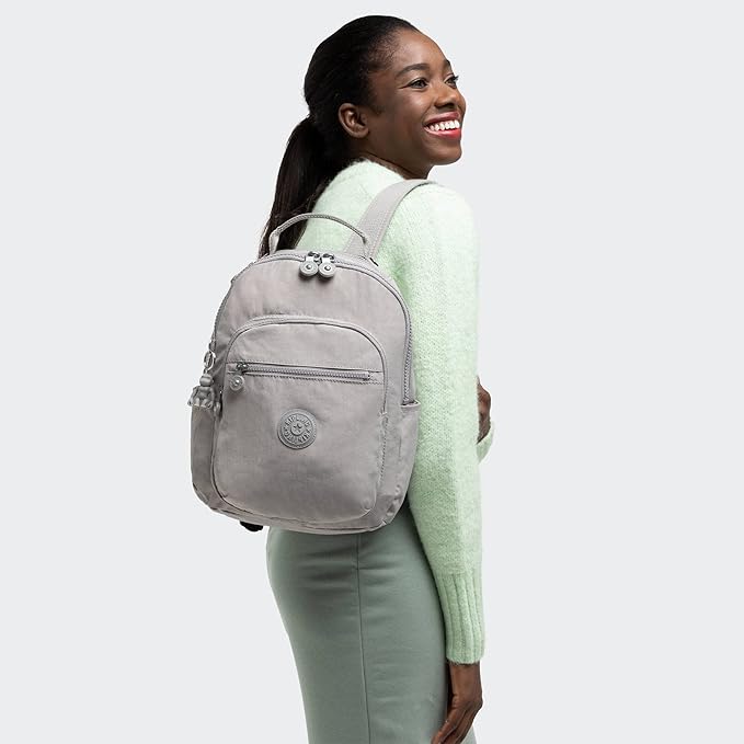 Kipling Mochila feminina Seoul pequena, durável, alças acolchoadas com manga para tablet, mochila escolar, Cinza-claro, 10″L x 13.75″H 4.5″D, Mochila feminina Seoul pequena para tablet, durável, alças na Amazon