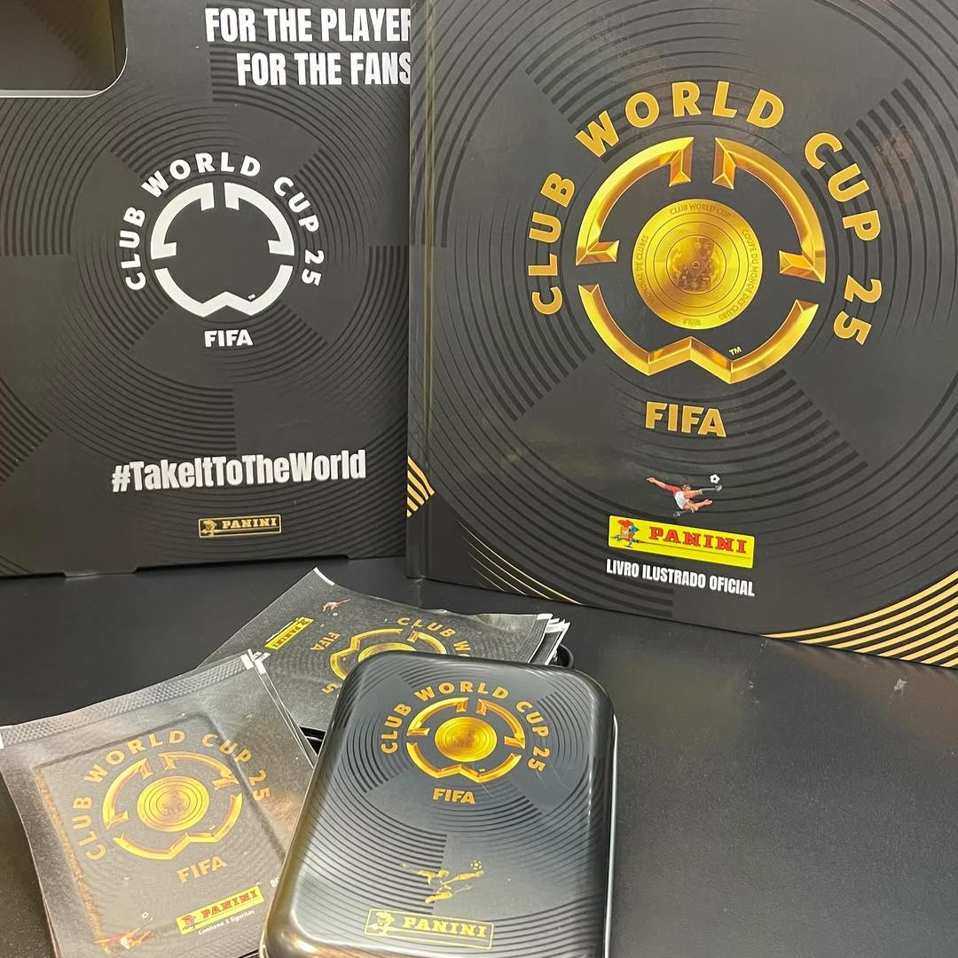 Kit C/ 1 Álbum Capa Dura + 30 Envelopes de Figurinhas FIFA World Cup 2025 + Lata Pocket na Amazon