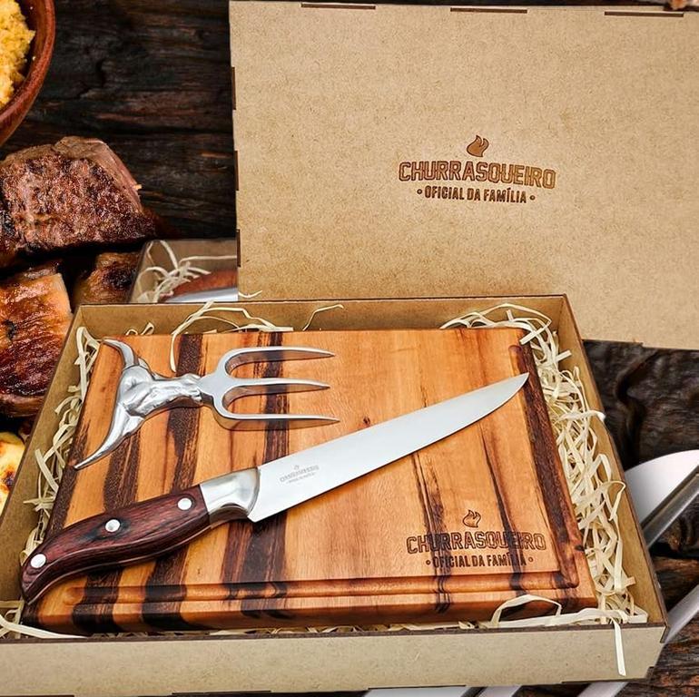 Kit Churrasco Tábua Garfo Faca Churrasqueiro Oficial da Família na Amazon
