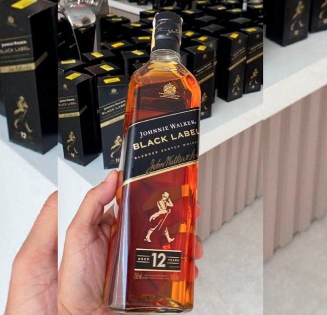 Kit Whisky Johnnie Walker Black Label 12 anos, 750ml na Carrefour