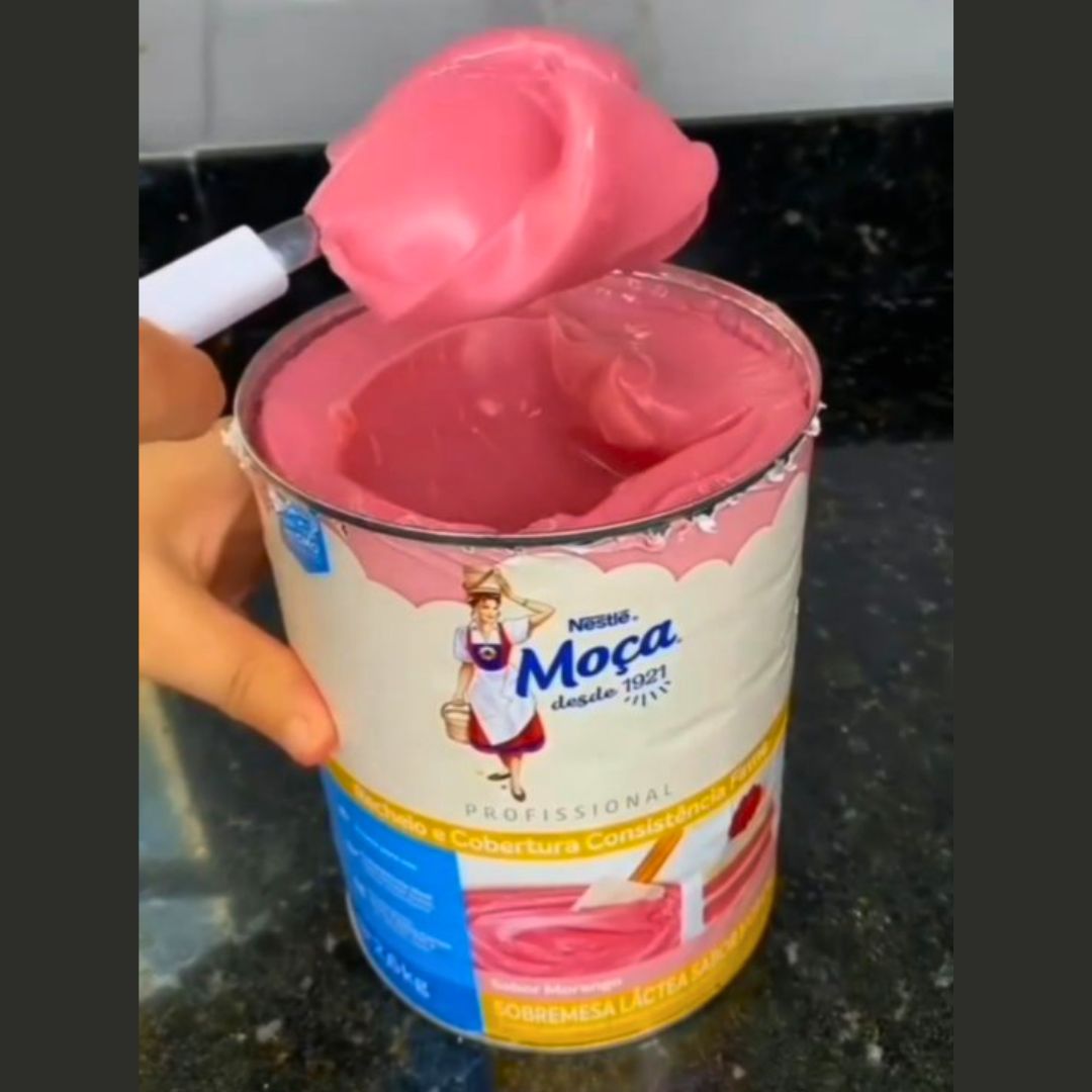Lata de Recheio e Cobertura de Morango MOÇA® 2,6Kg na Amazon