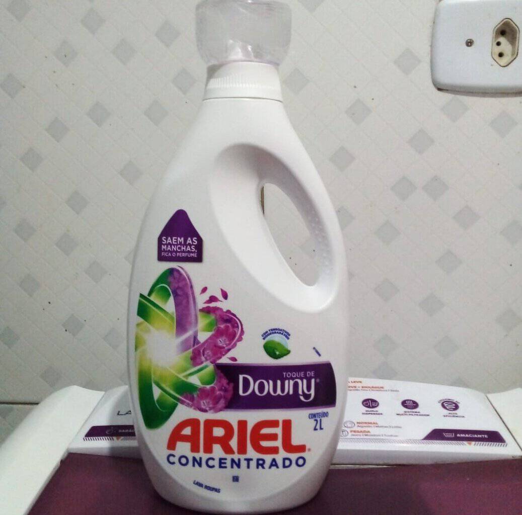 Lava Roupas Ariel Expert com Toque de Downy - 2L na Amazon