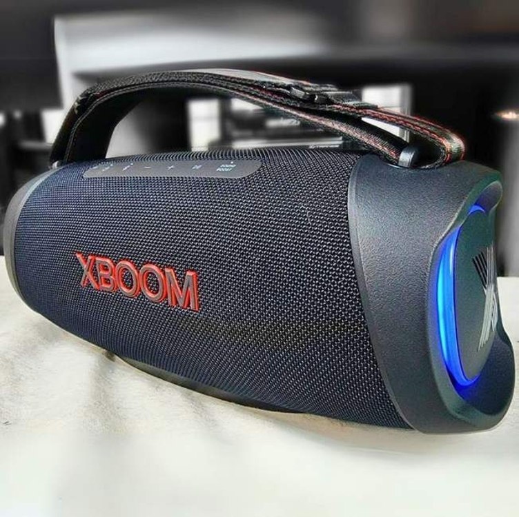 LG Xboom Go XG8T – 60W+60W RMS, Iluminação Lateral, IP67, 15h de Bateria, Woofer (x1) e Tweeters (x2) na Amazon