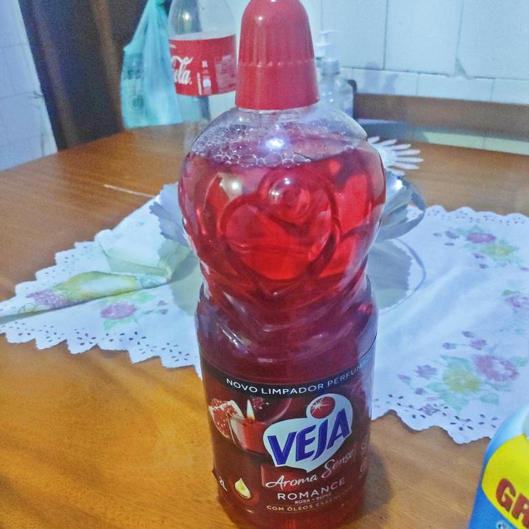 Limpador Perfumado Veja Aroma Sense Romance 2L com óleos essenciais na Amazon