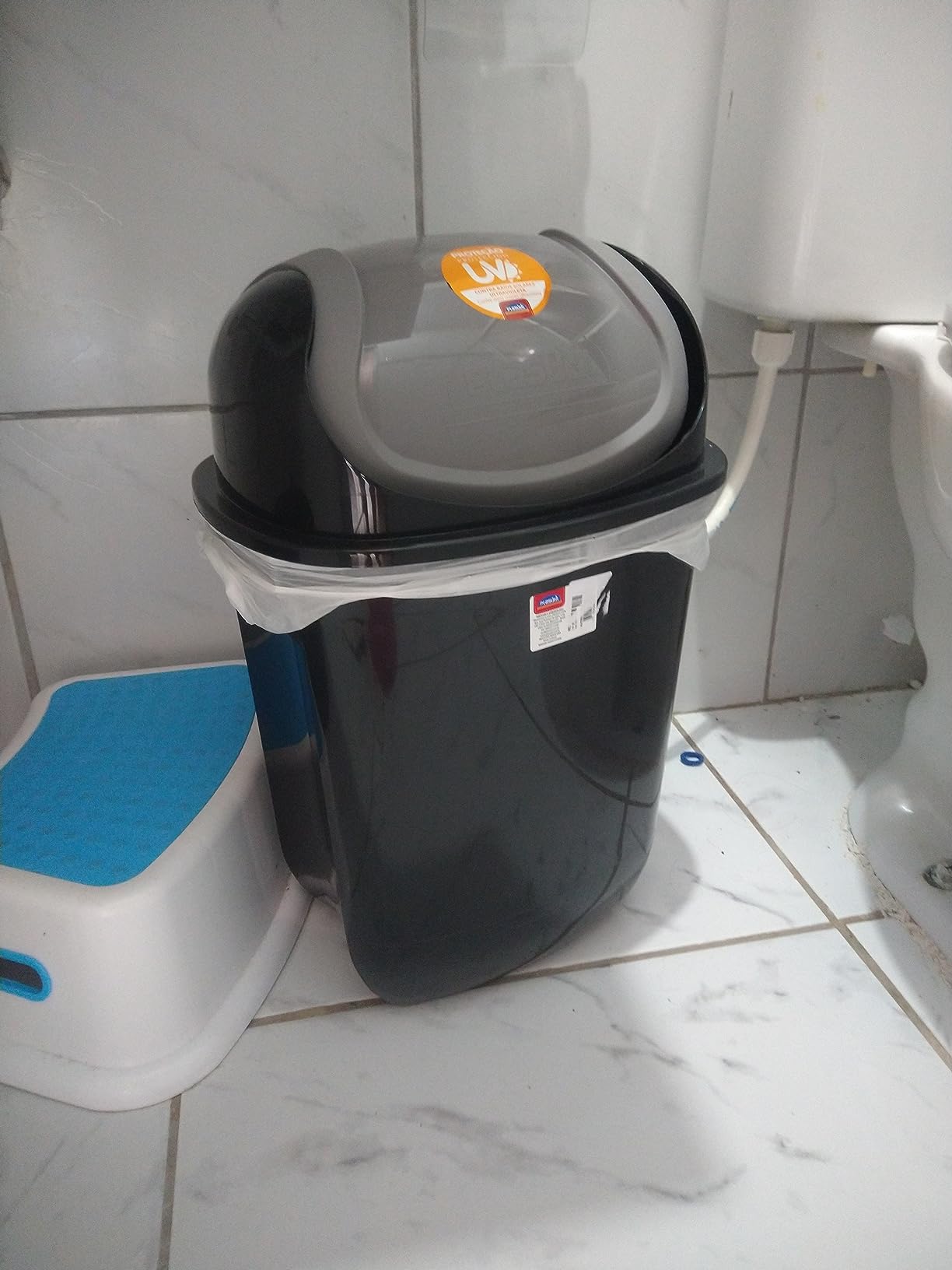 Lixeira 19.5 L Gira Top, Plasútil na Amazon
