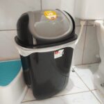 Lixeira 19.5 L Gira Top, Plasútil na Amazon