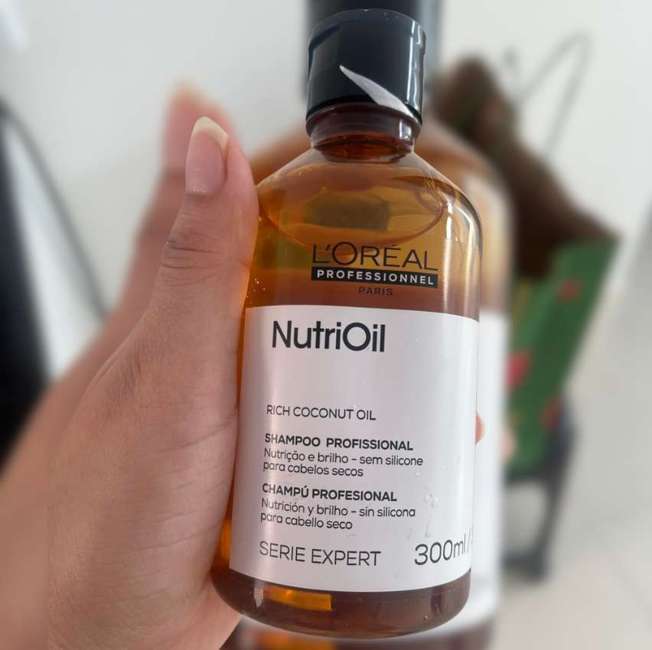 L’Oréal Professionnel Shampoo NutriOil, Para nutrição e brilho, Enriquecido com óleo de coco, com textura leve e para todos os tipos de cabelo, Cabelos mais macios e com muito mais brilho, 300ml na Amazon