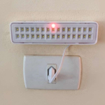 Luminária De Emergência 30 LEDS 2W Elgin Bivolt Bateria até 6 horas Luz Branca Fria na Amazon