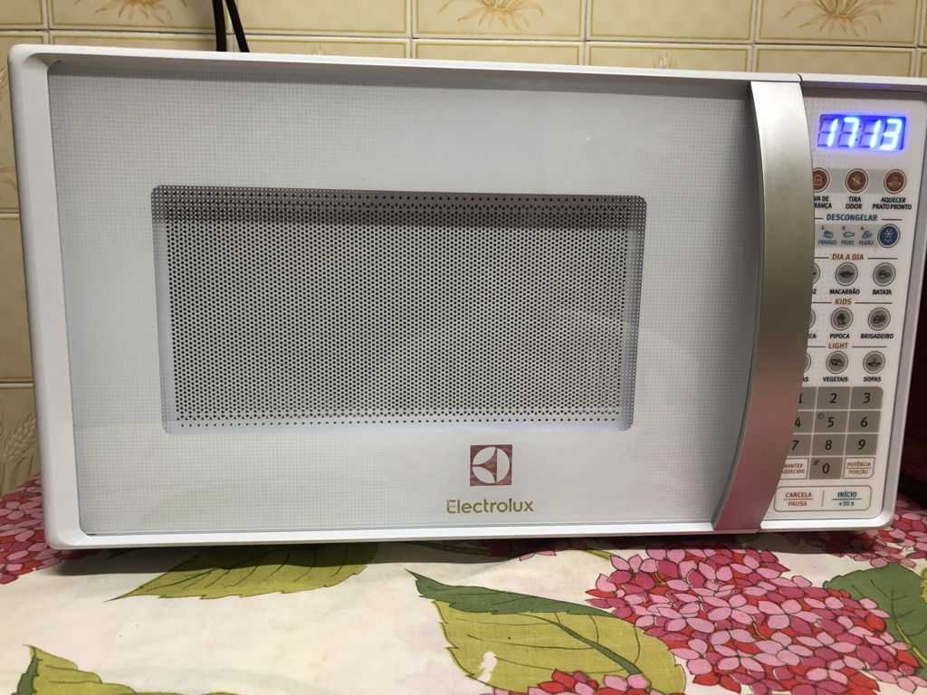 Micro-ondas Electrolux MTO30 com Função Tira Odor 20L – 220V na Amazon