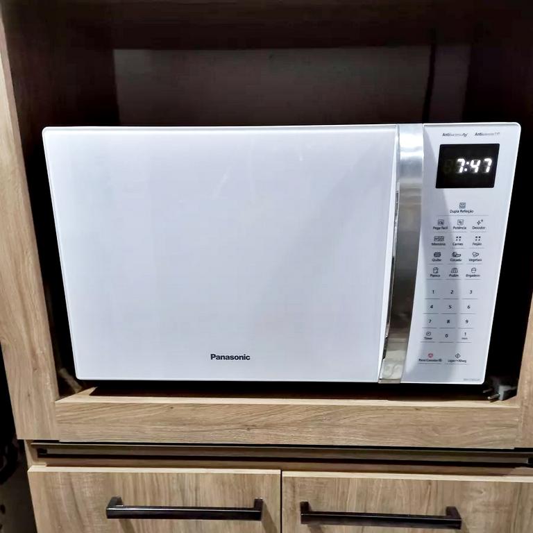 MICRO-ONDAS PANASONIC 34LT NN-ST65LWRUN 900W BRANCO (AM) na Amazon