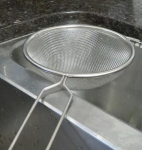 Mimo Style Peneira 16 cm Com Suporte Para Acomodação em Panelas e Travessas, Suporta Altas e Baixas Temperaturas, Material de Inox Resistente e Flexível, Fácil Manuseio, Extremamente Simples de Limpar na Amazon
