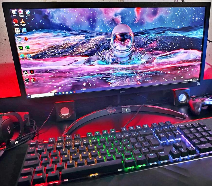 Monitor Gamer LG 26 IPS, Ultra Wide, 75Hz, Full HD, 1ms, FreeSync Premium, HDR 10, 99% sRGB, HDMI, VESA – 26WQ500 – LG Eletronics na Magazine Luiza