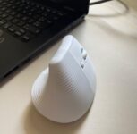 Mouse Sem Fio Logitech Lift Vertical com Design Ergonômico para Redução de Tensão Muscular, Cliques Silenciosos, Conexão Bluetooth ou USB Logi Bolt, Compatível com Windows/macOS/iPadOS – Branco na Amazon