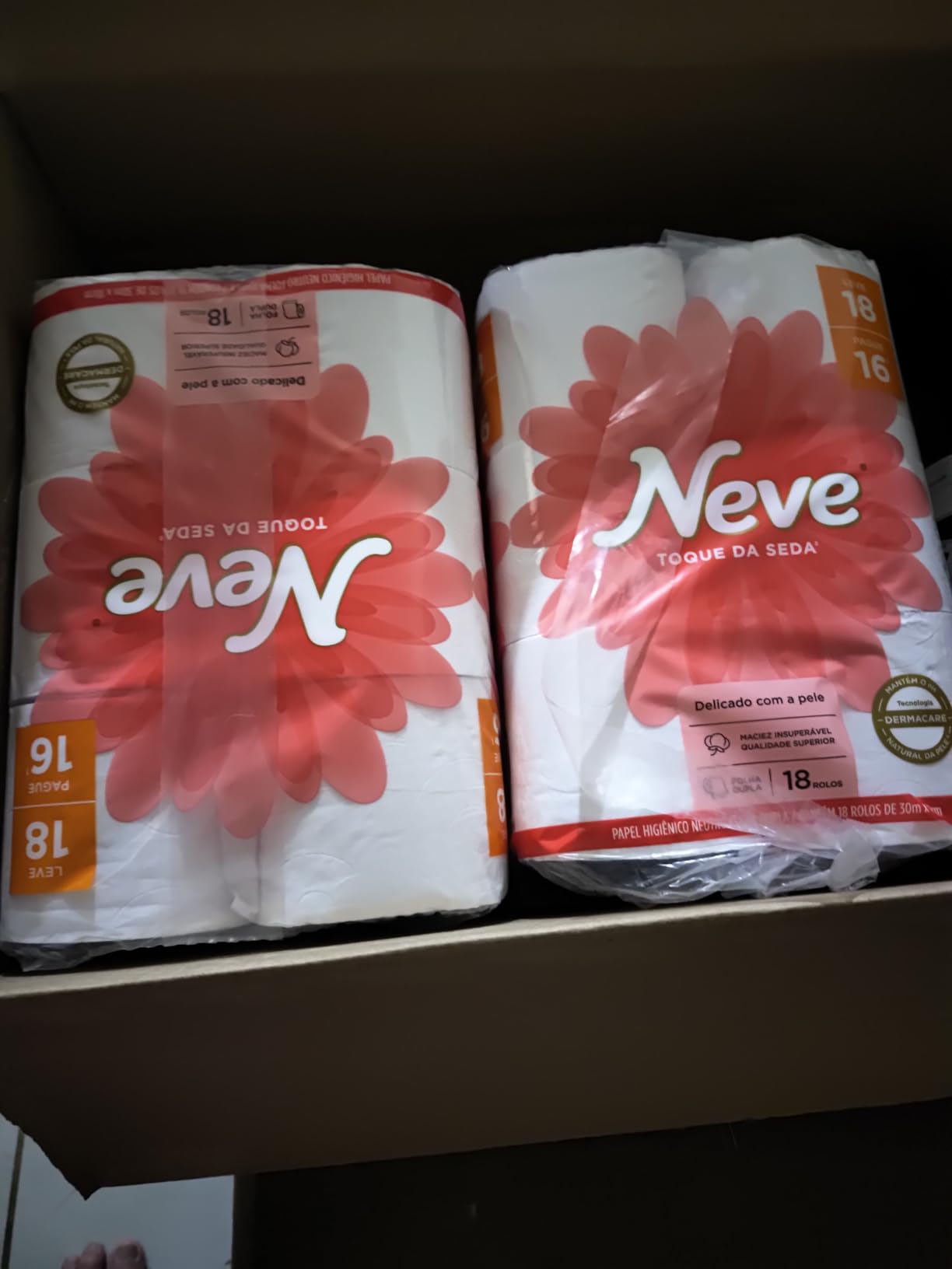 Neve Papel Higiênico Toque de Seda Folha Dupla, 30m, Leve 18 Pague 16 Rolos na Amazon