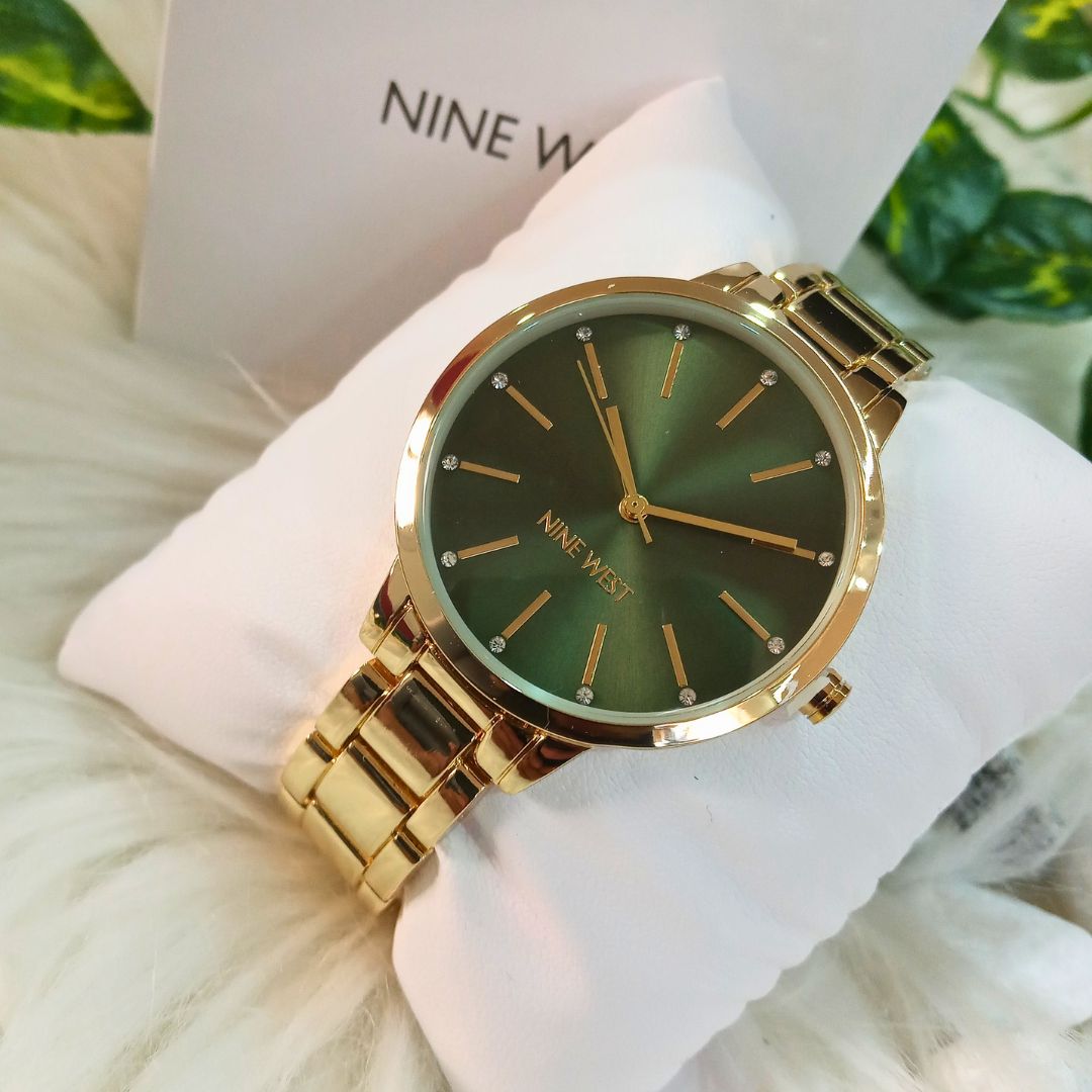 Nine West Relógio feminino com detalhes de cristal, Verde/dourado, NW/2098GNGB na Amazon