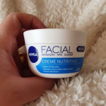 NIVEA Creme Facial Nutritivo 100g – Sua fórmula à base de água, Karité e Vitaminas hidrata por 24h sem deixar a pele oleosa, além de ser um ótimo primer na Amazon