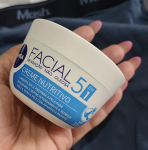 NIVEA Creme Facial Nutritivo – Sua fórmula à base de água, Karité e Vitaminas hidrata por 24h sem deixar a pele oleosa, além de ser um ótimo primer – 100g na Amazon