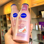 NIVEA Hidratante Corporal Beleza Radiante Pele Uniforme 200ml – Para a beleza da pele negra, uniformiza o tom da pele em 2 semanas e repara as áreas ressecadas, com vitamina C na Amazon