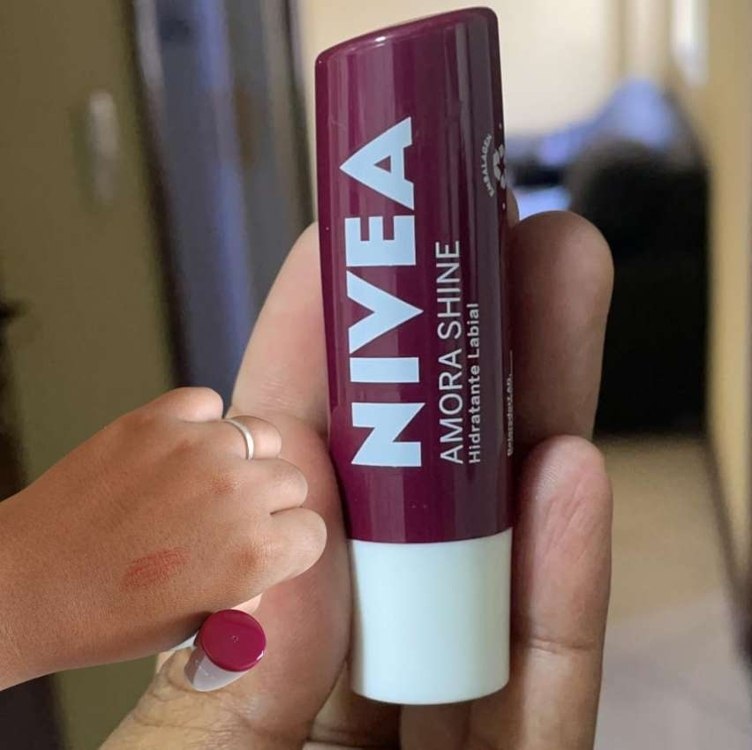 NIVEA Hidratante Labial Amora Shine 4,8 g – Cuidado intensivo para seus lábios, hidratação prolongada, delicioso aroma de amora, pigmentos brilhantes e cor delicada na Amazon