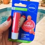 NIVEA Hidratante Labial Morango Shine 4,8g - Cuidado intensivo para seus lábios, hidratação prolongada, delicioso aroma de morango, pigmentos brilhantes e cor delicada na Amazon