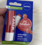 NIVEA Hidratante Labial Morango Shine 4,8g – Cuidado intensivo para seus lábios, hidratação prolongada, delicioso aroma de morango, pigmentos brilhantes e cor delicada na Amazon