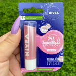 NIVEA Hidratante Labial Pérola Shine 4,8 g – Hidratação prolongada para seus lábios, tem um delicioso cheirinho de cereja e incrível brilho perolado que deixa seus lábios iluminados na Amazon