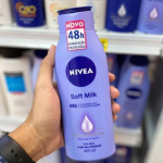 NIVEA Loção Hidratante Desodorante Soft Milk 400ml – Hidratação para pele seca, com textura leve e sensação de suavidade que deixa a pele macia, cheirosa e hidratada por 48h na Amazon