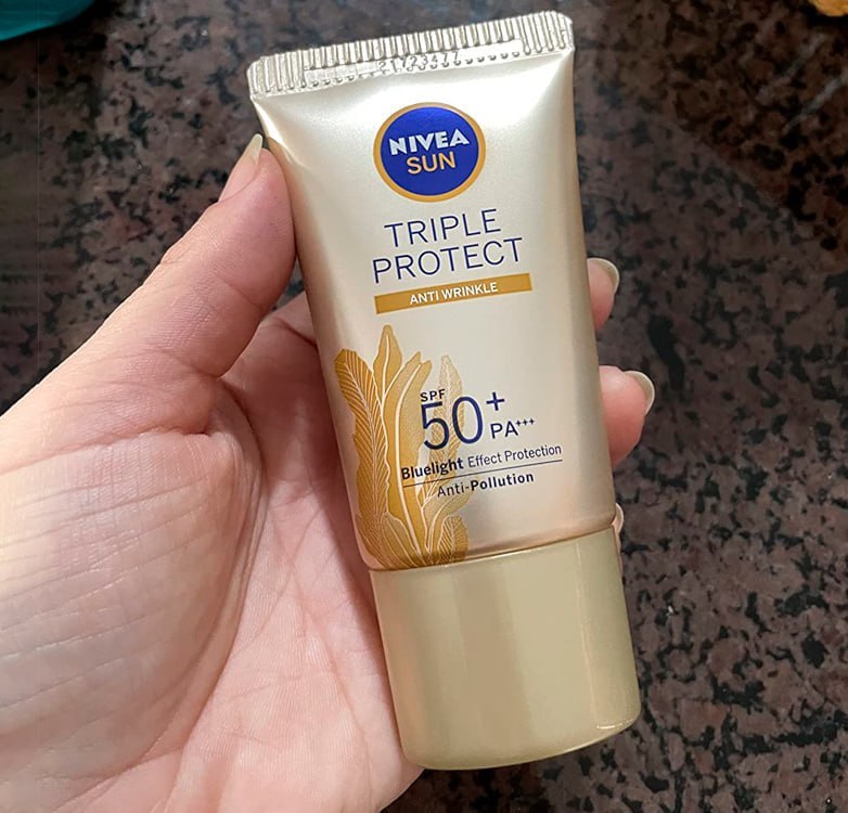 NIVEA SUN Protetor Solar Facial Tripla Proteção Loção Antissinais FPS 50 40ml – Com fórmula ultraleve e alta proteção, esse protetor solar tem triplo combate contra os raios UVA/UVB, radicais livres e luz visível, além de aumentar a produção de colá