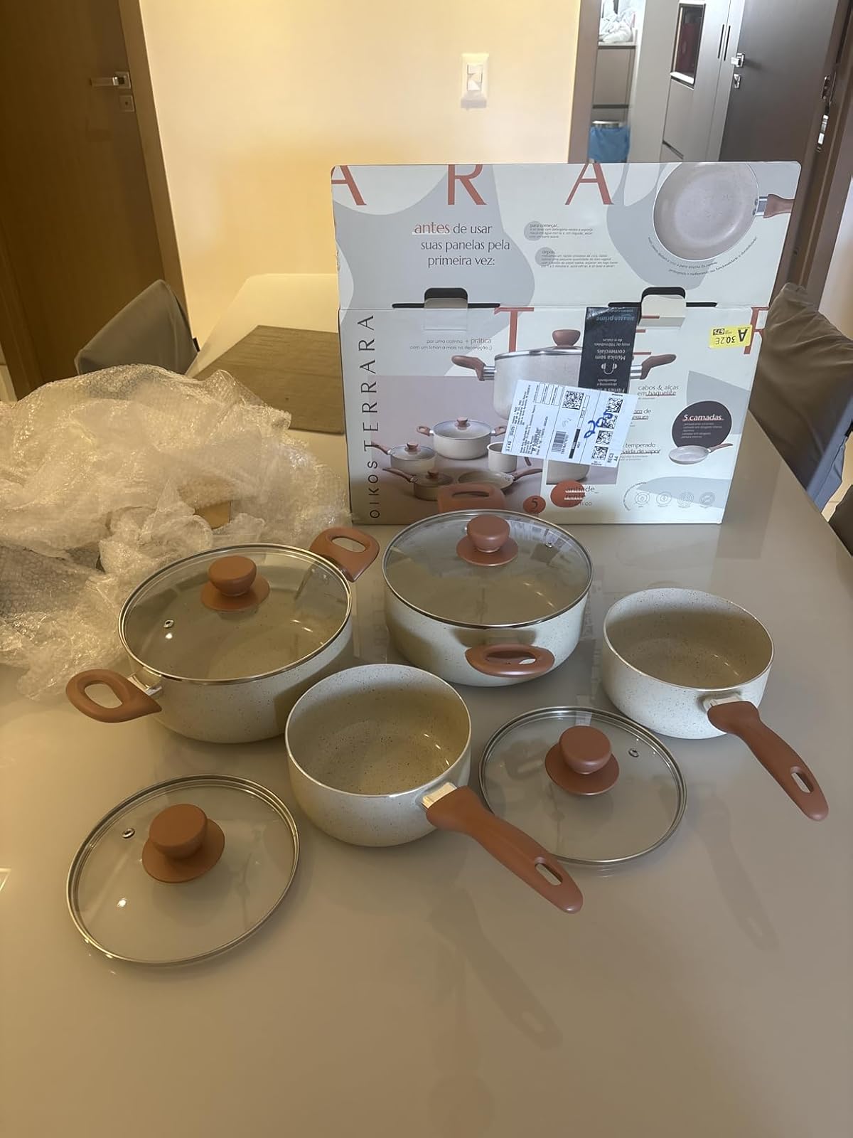 Oikos – Jogo com 5 Panelas Antiaderentes de Revestimento Cerâmica com Tampa de Vidro Terrara Bege com 5 Camadas para Fogão a Gás, Elétricos, Cerâmicos e Halogênio na Amazon