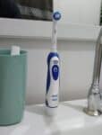 Oral-B Power, Escova de Dentes Elétrica, Remove mais Placa que uma Escova Manual, cor Branca na Amazon
