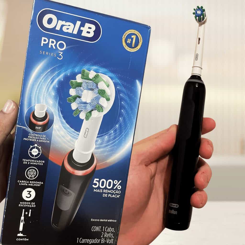 Oral-B PRO Series 3 Escova de dentes elétrica com cabo recarregável, sensor de pressão, timer, 3 modos de escovação e 2 cabeças.​ na Amazon