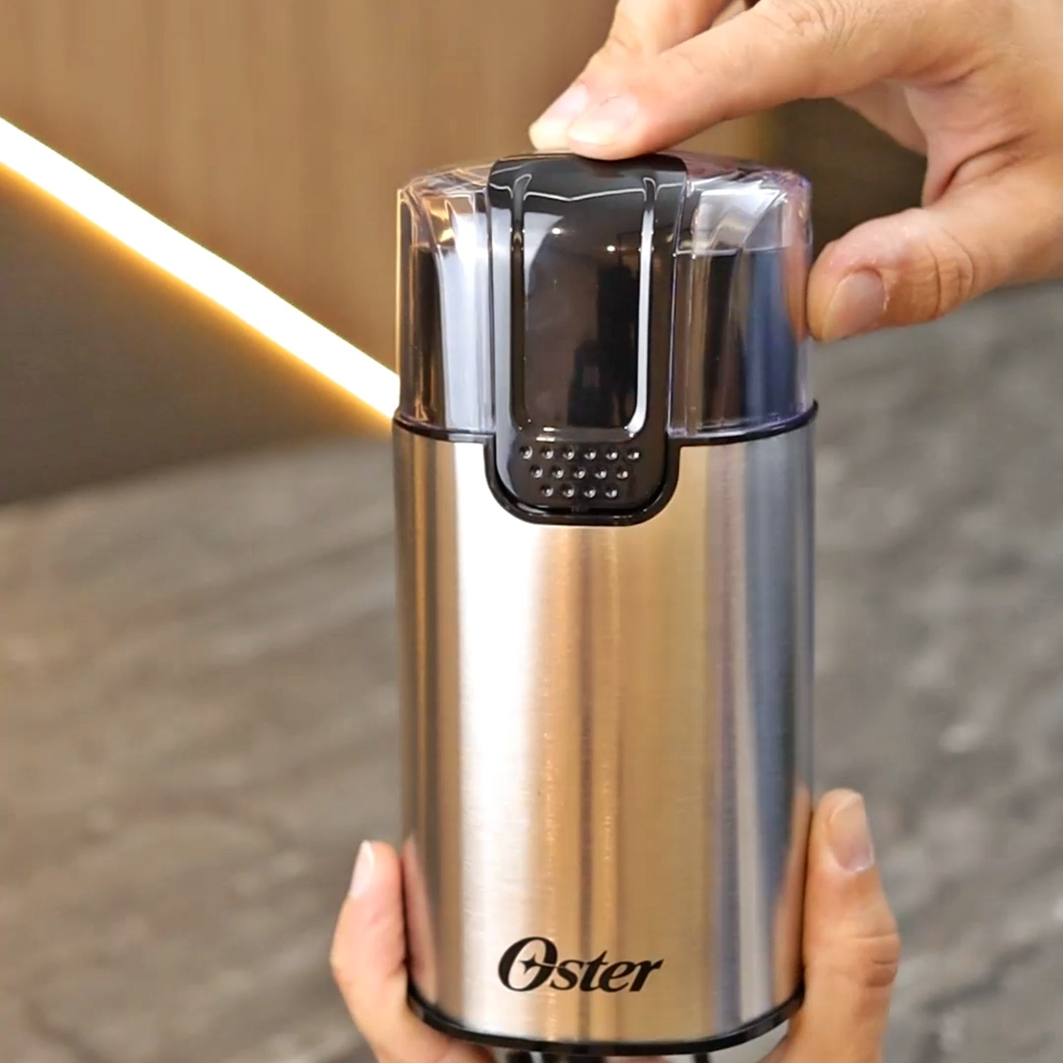 Oster Moedor de Café Elétrico Inox, 150W, OMDR110 na Amazon