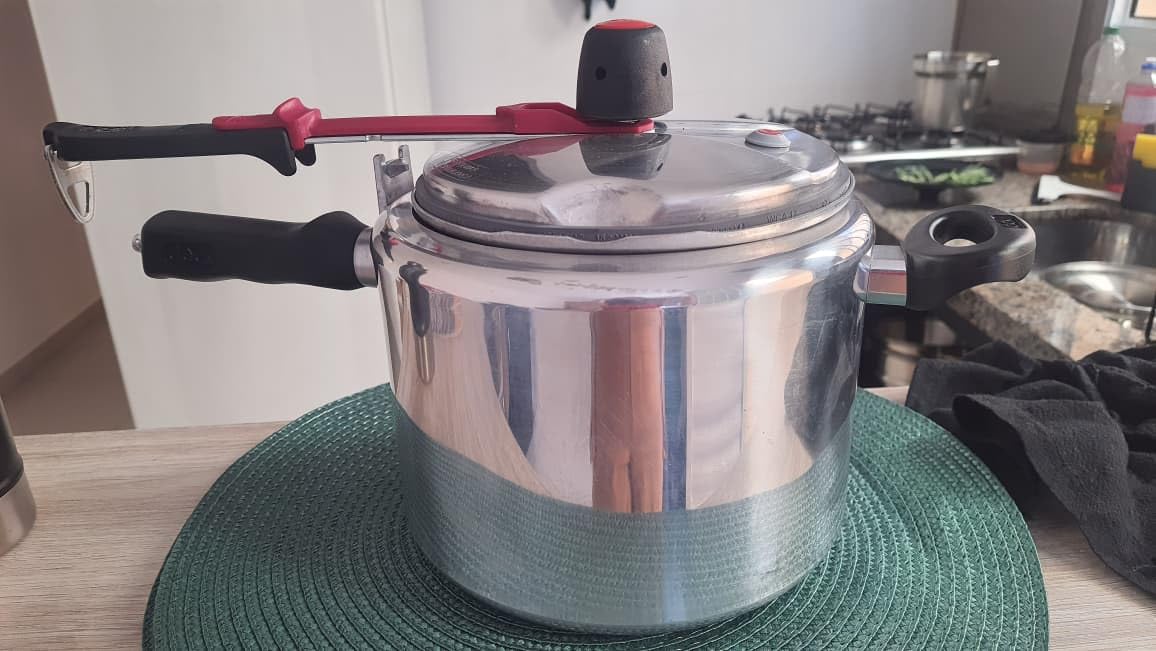 Panela de Pressão Clock Original com Fechamento Interno 7 Litros na Amazon