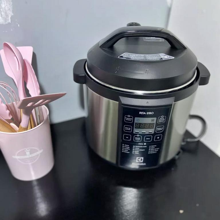 Panela pressão elétrica Electrolux digital capacidade 6L silenciosa segura 10 travas segurança 15 receitas pré-programadas 3 níveis pressão PCC20 inox preto por Rita Lobo na Amazon