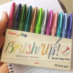 Pentel Caneta Pincel Brush Sign Pen – Kit 12 Cores Pasteis na Amazon