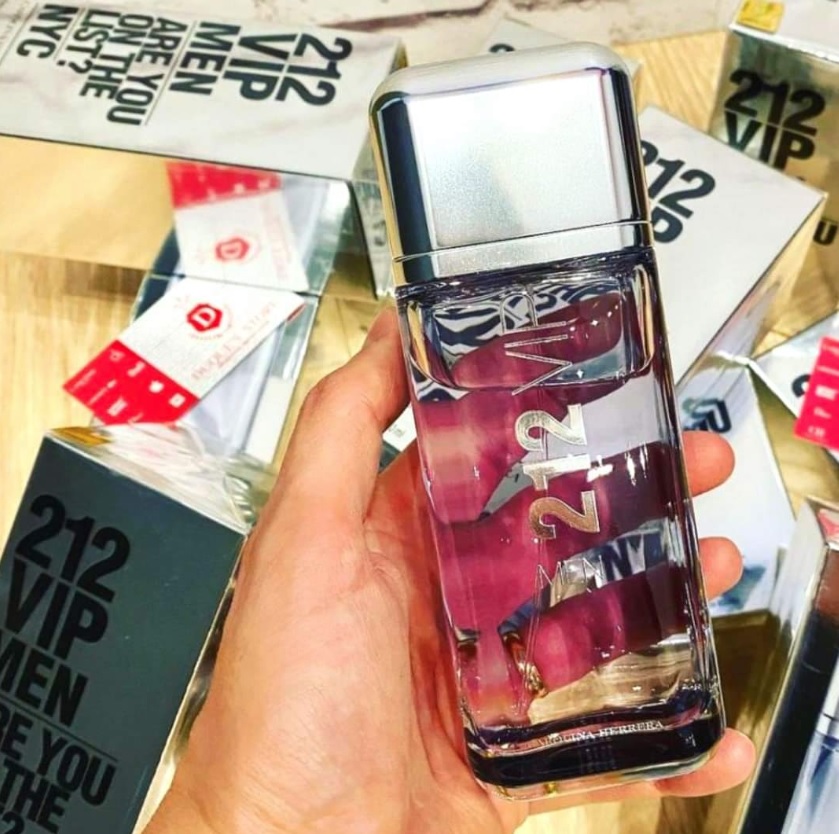 Perfume Carolina Herrera 212 Vip Men Masculino Eau de Toilette 200ml na Americanas