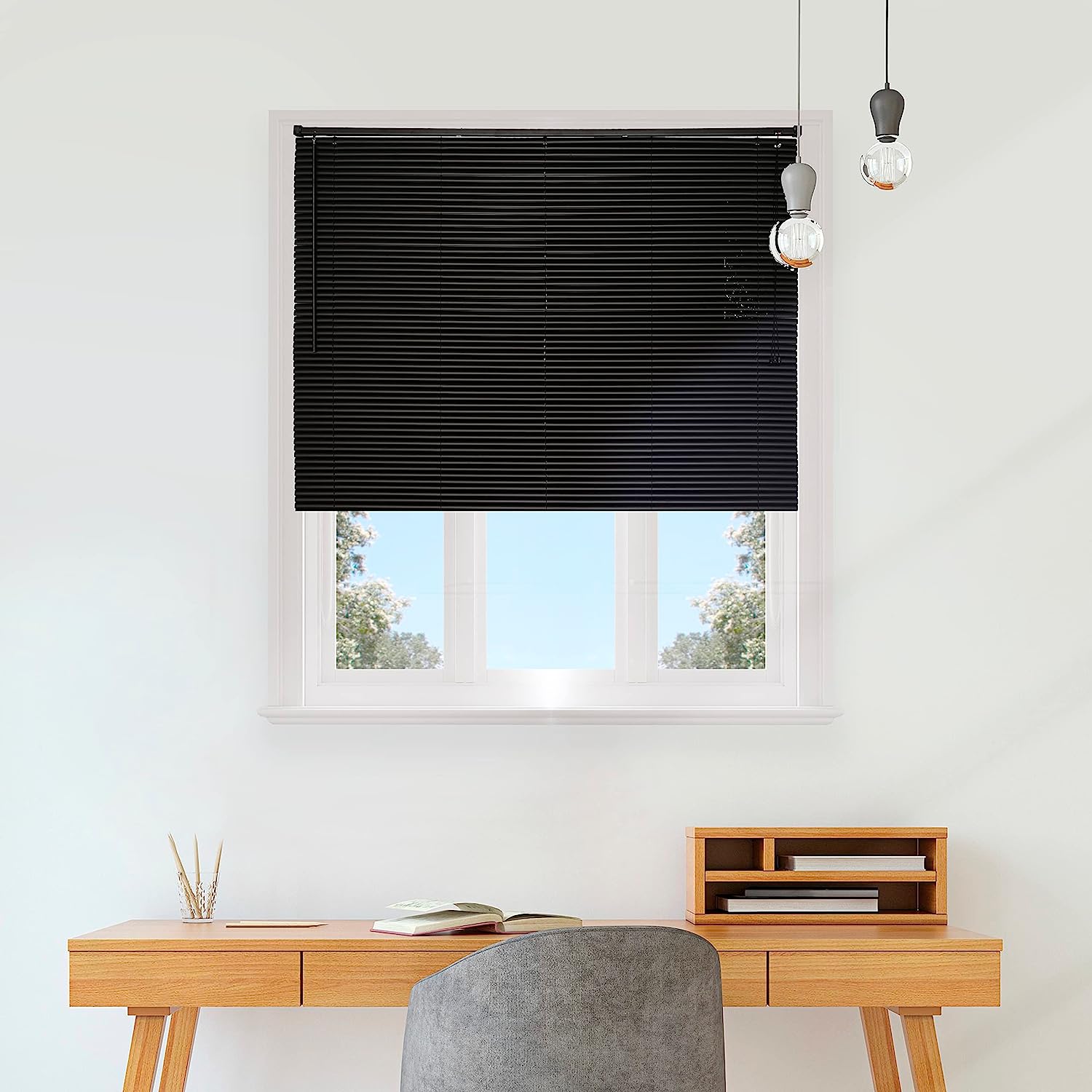 Persiana para Janela com Lâminas Horizontais de PVC 25mm, L 1,40 m x A 1,30 m, Preta na Amazon