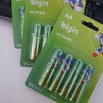 Pilha Alcalina AA Elgin com 4 unidades Comum na Amazon