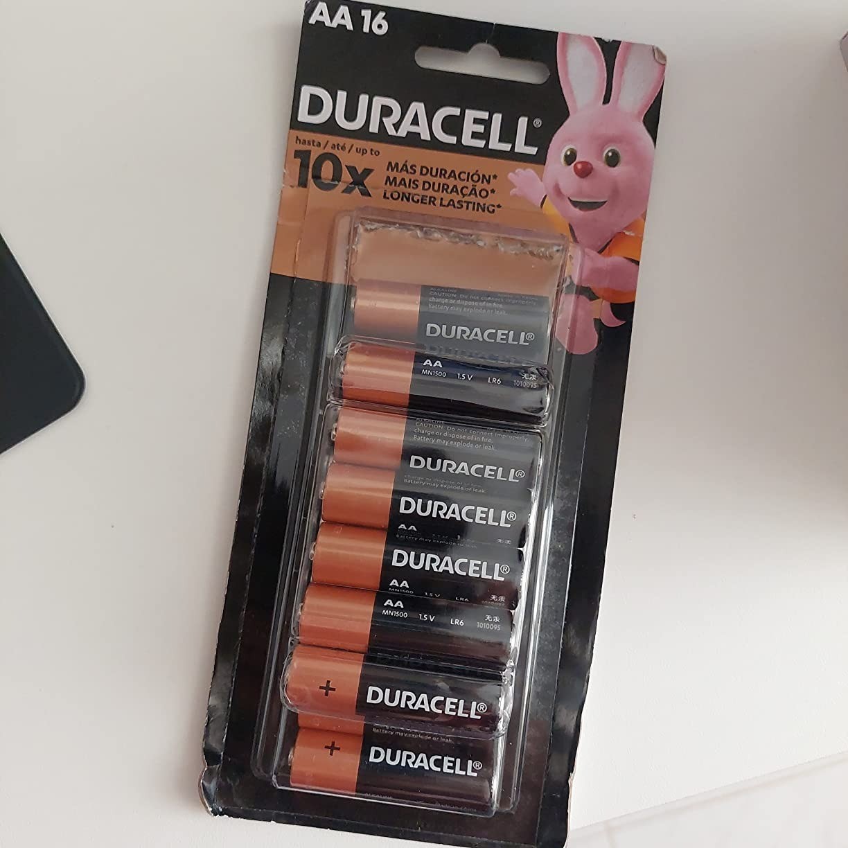Pilha Alcalina AA Pequena DURACELL Com 16 Unidades na Amazon