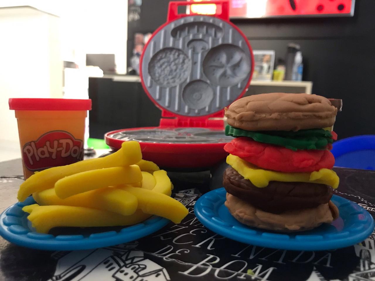 Play-Doh Conjunto de Massinha Festa Do Hamburguer kit com 5 potes de massa de modelar e acessórios, para crianças acima de 3 anos na Amazon