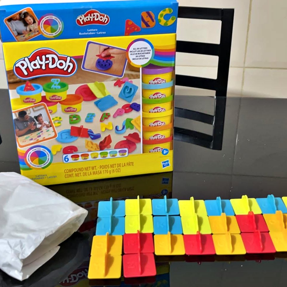 Play-Doh, Massinha de Modelar Infantil, Kit Inicial de Letras – Conjunto de Brinquedo com 26 Carimbos e 6 Potes – A partir de 3 Anos na Amazon