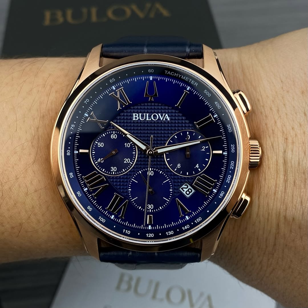 Relógio masculino Bulova Classic Wilton, 43 mm, azul/ouro rosa na Amazon