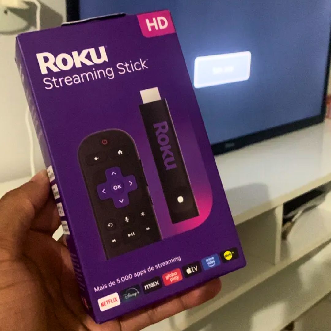 Roku Streaming Stick HD 2025 | Dispositivo de streaming para TV HD/FHD com controle remoto por comando de voz compatível com Alexa, Siri e Google na Amazon