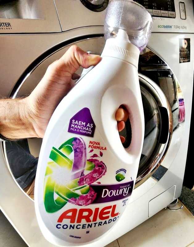 Sabão Líquido Concentrado Ariel com toque de Downy 2L na Amazon