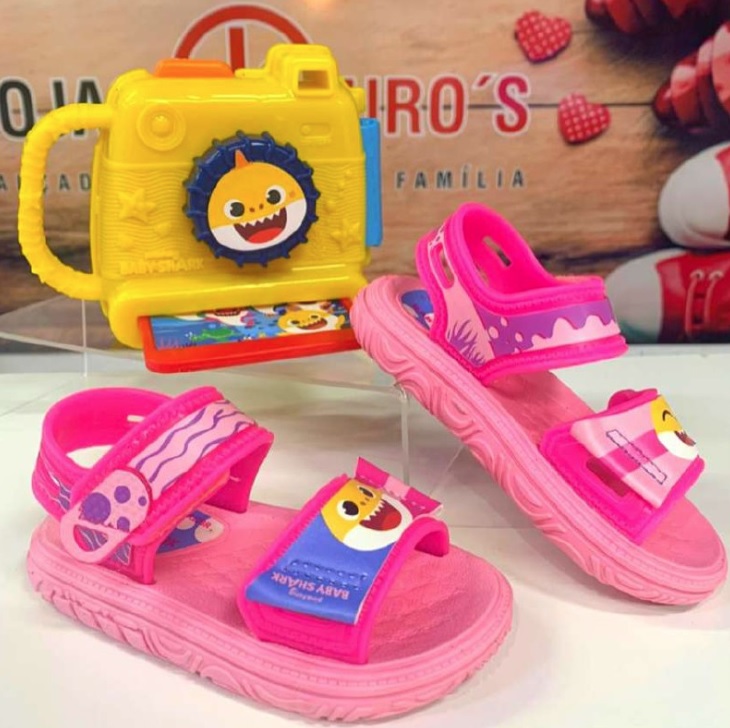 Sandália Infantil Grendene Kids Baby Shark Brincando de Fotógrafo Menina na Magazine Luiza