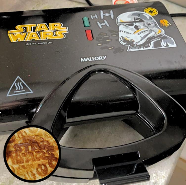 Sanduicheira Elétrica Mallory Star Wars Empire Plates – Superfície Antiaderente, Luzes LED, Alça com Toque Frio, Trava de Segurança na Amazon