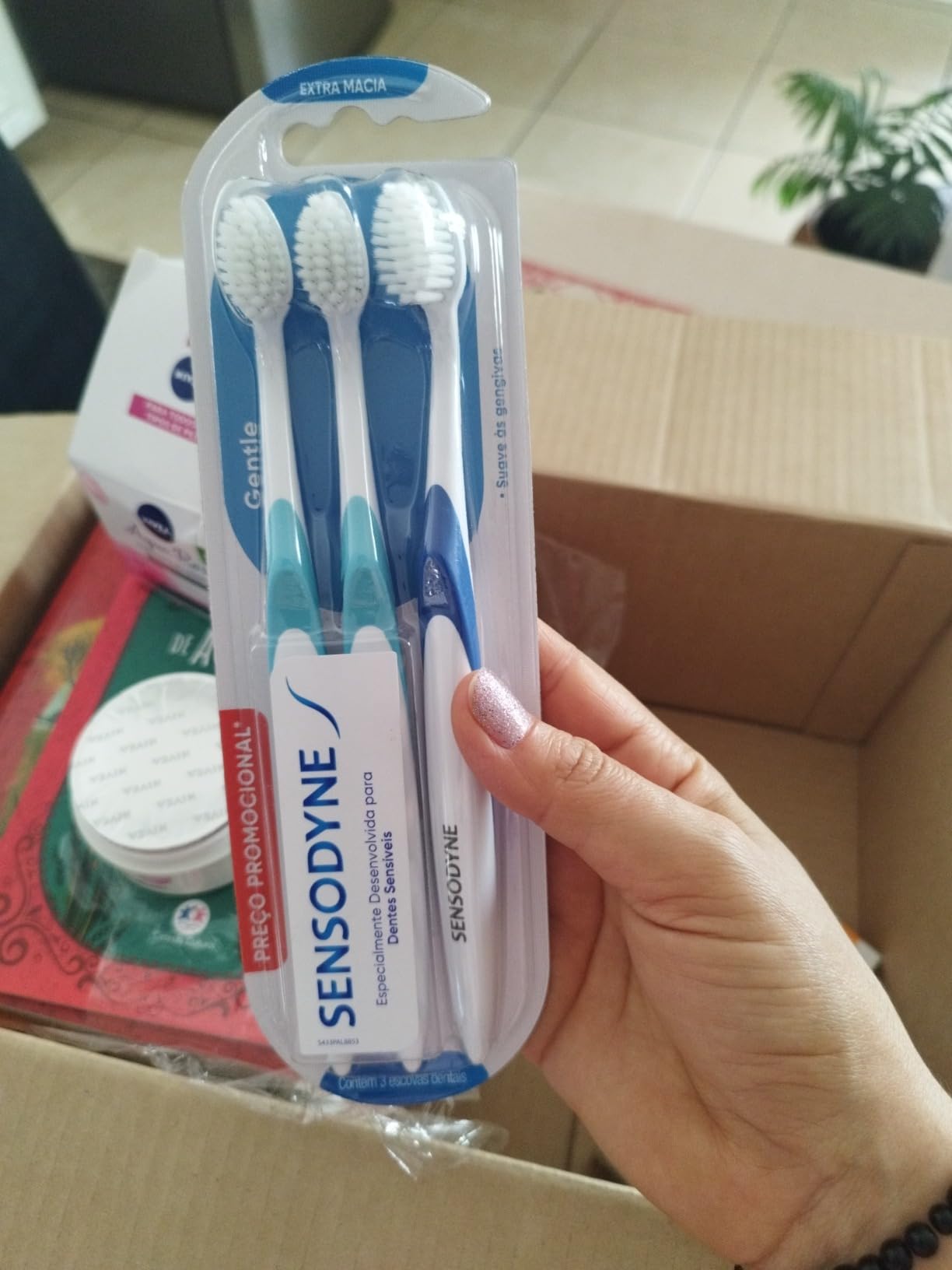 Sensodyne Gentle, Escova de Dente Extra Macia para Dentes Sensíveis, Suave às Gengivas e Limpeza Completa, 3 unidades na Amazon