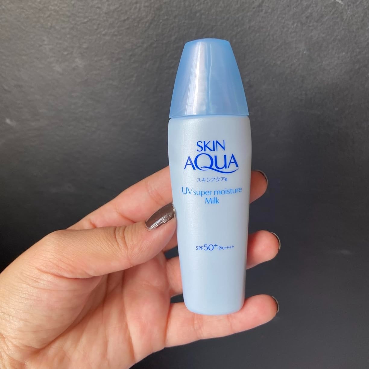 SKIN AQUA Super Moisture Milk 40g – Protetor Solar Facial sem cor FPS50 com Ácido Hialurônico e Textura Leve na Amazon
